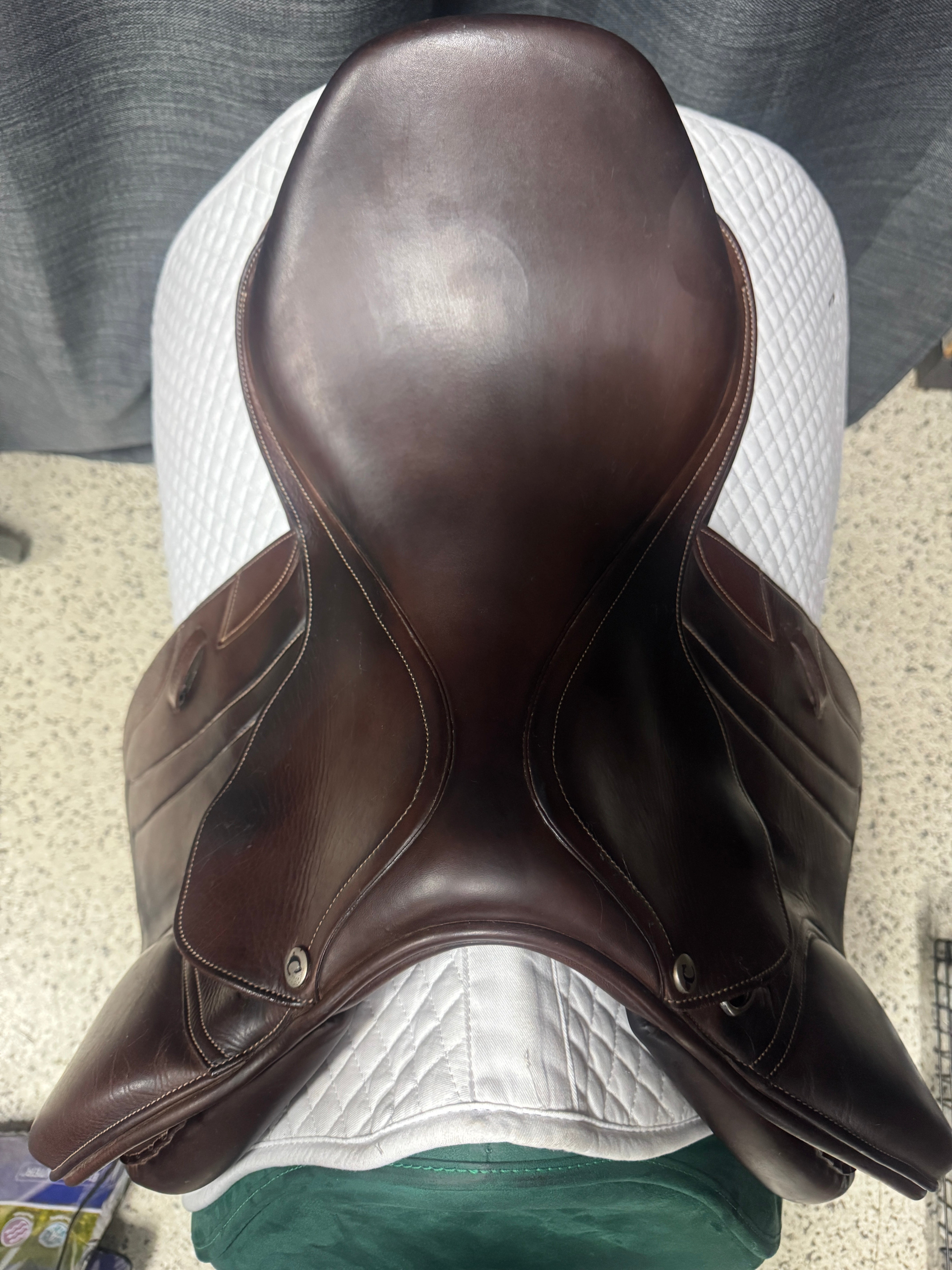 Pre-loved Collegiate Astute Close Contact Jump Saddle 17"