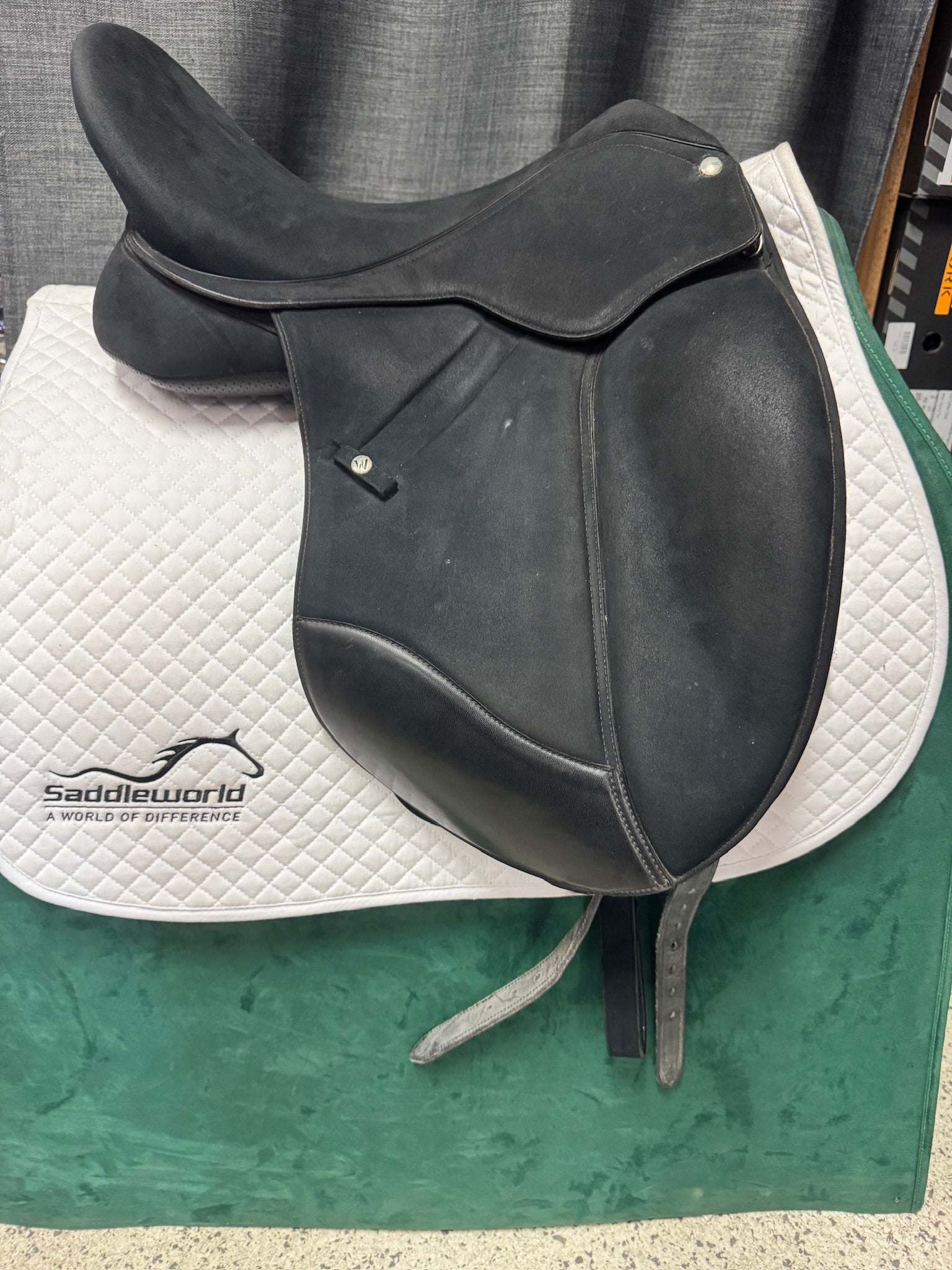 Pre-Loved 2018 Wintec Isabell Dressage 17"