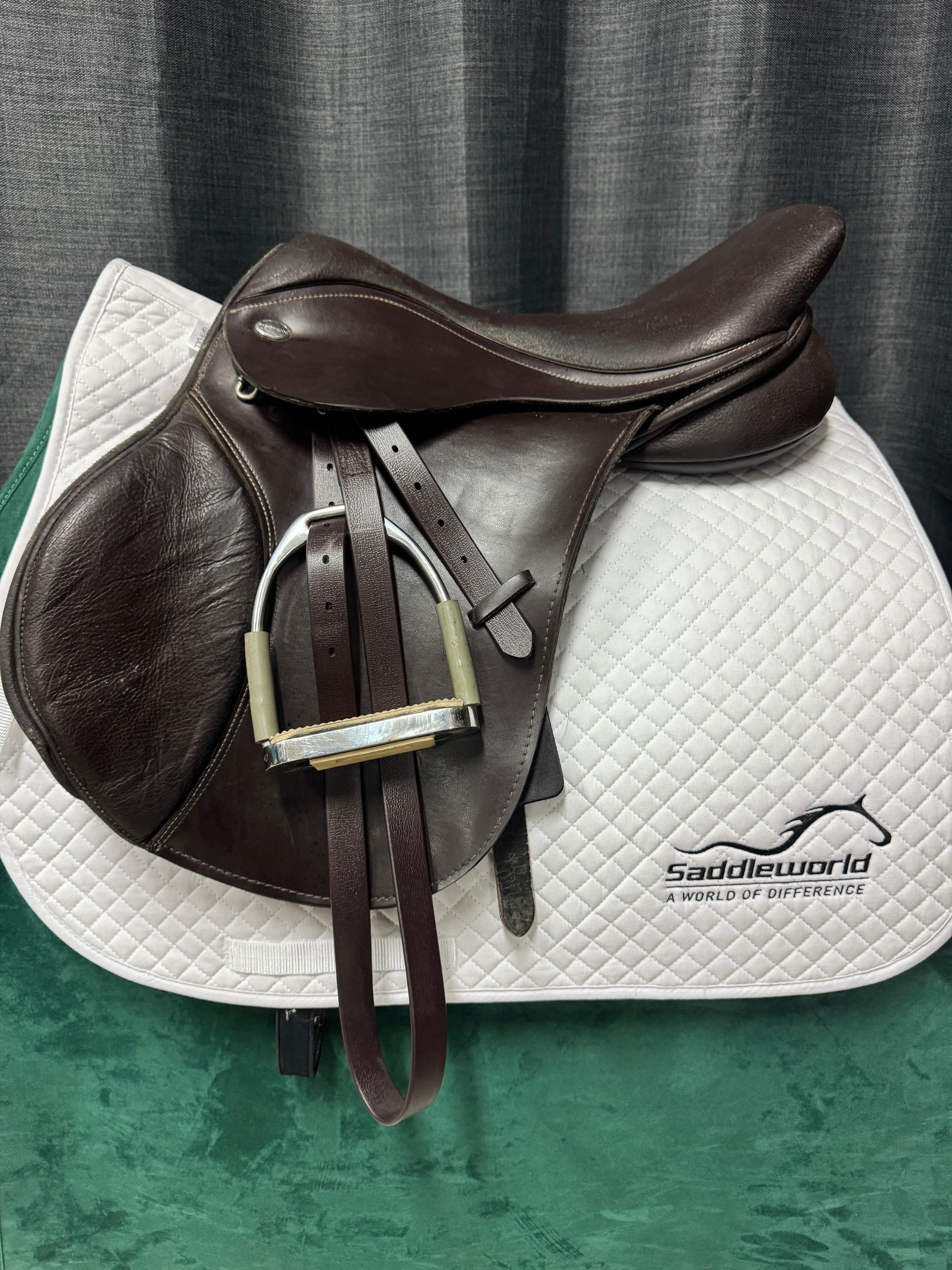 Pre-loved Thorowgood T6 Robert Whittaker Jump 17.5"